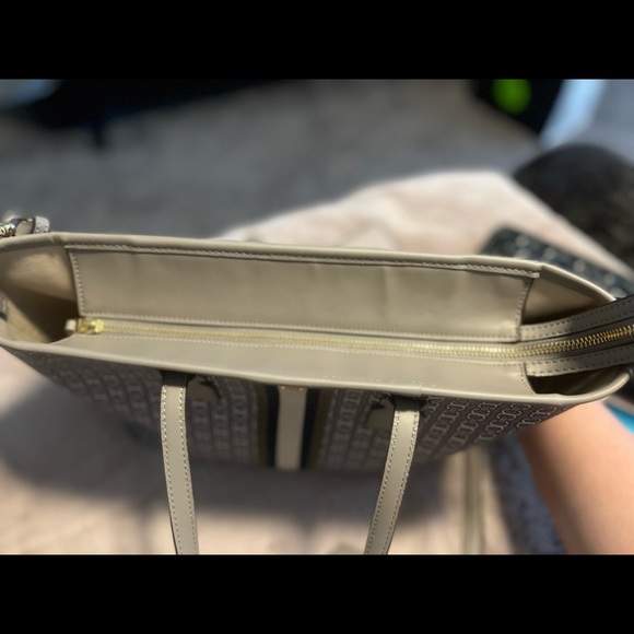 Tory Burch French Gray Chain Link Medium Tote - Picture 4 of 7